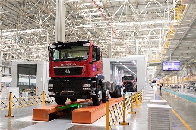 中国重汽智能工厂：&ldquo;新劳模&rdquo;领航，智造引擎全速驱动！